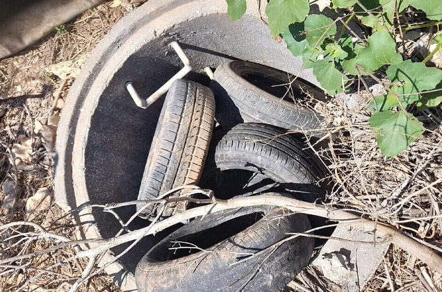 באר של ביוב עם גלגלים של רכב בפנים