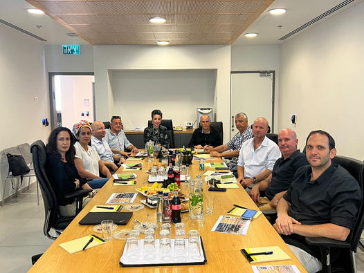 אנשים יושבים מסביב לשולחן 