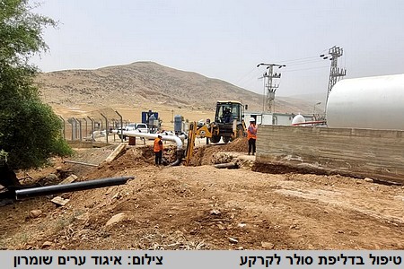 טרקטור חופר באדמה